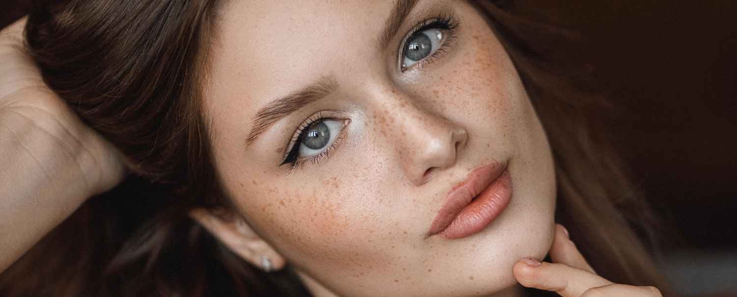 Natural Glowing Makeup Los Angeles Celebrity Makeup Artist Kimberley Bosso Natural glowing makeup with peach lips on a model with blue eyes and freckles by Los Angeles celebrity makeup artist Kimberley Bosso